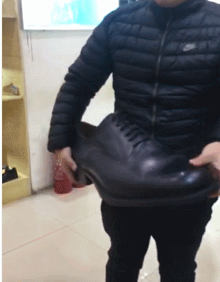 搞笑GIF：​这是一对母女，你能看出来谁是妈妈吗