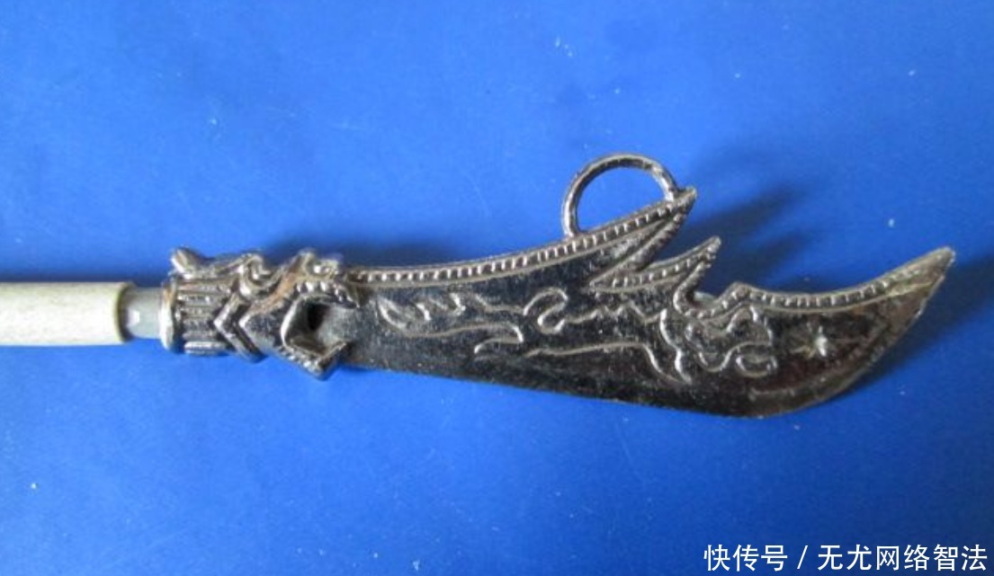 早期的刀是那种大刀,关羽关圣帝君的武器,就是一把叫做青龙偃月刀的刀