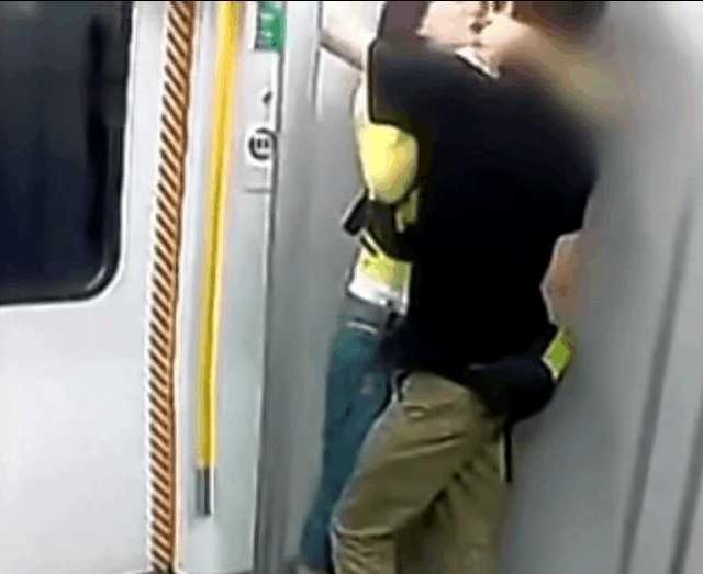 地铁上女子情不自禁向男友索吻，发出的亲吻声音遍及列车厢