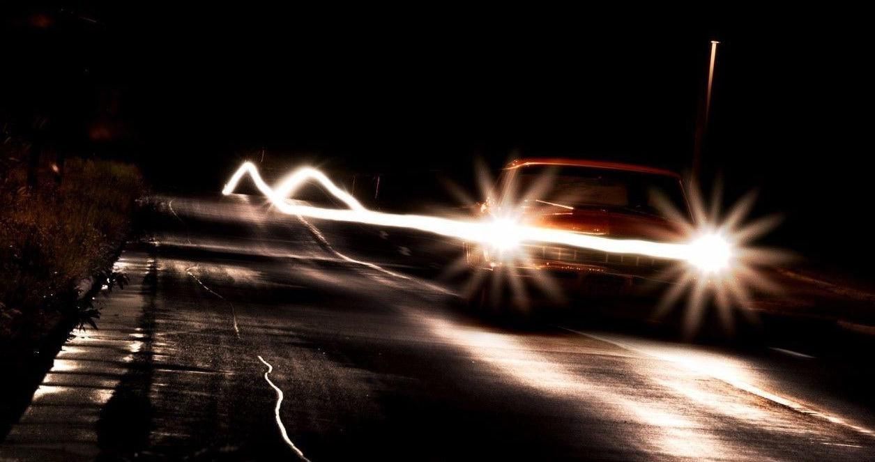 开车遇到开远光灯的人怎么办老司机无须对射用这招治远光灯