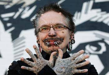 这个世界上穿孔最多的人全身有453个洞