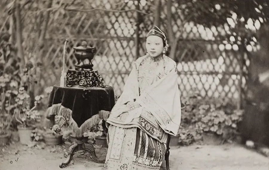 晚清老照片！这就是传说中的“三寸金莲”，站不稳、走不动_看看头条_中华网