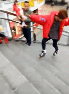 搞笑gif：孩子不到一岁就会走，全靠这把菜刀