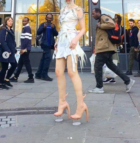 女子光着畸形脚上街,路人感觉不对劲,真相让人无言以对