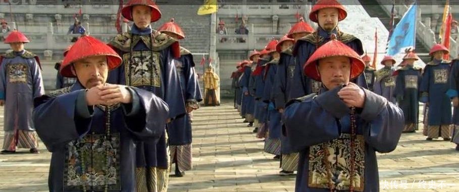 清朝官员向皇帝行礼时,为什么要先拍一拍袖子原因让人哭笑不得