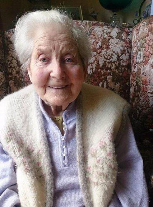 百岁祖母当伴娘将孙女送进婚礼教堂