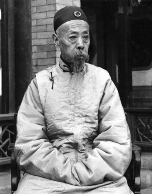 爱新觉罗奕劻醇贤亲王,左抱载洵,右站载沣