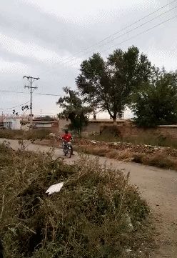 爆笑GIF图：护士姐姐反被人打针了？走路样子好奇怪