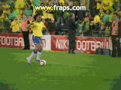 GIF:用足球写诗!小罗的那些经典绝技,这么玩弄对手好吗?