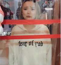 搞笑GIF：妹子，你这样是做什么呢？