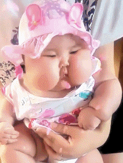 搞笑GIF：小弟弟，你吃面条的表情太销魂了吧！有这么好吃吗？