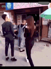 大叔你不知道电梯里有监控么，你也敢这样来