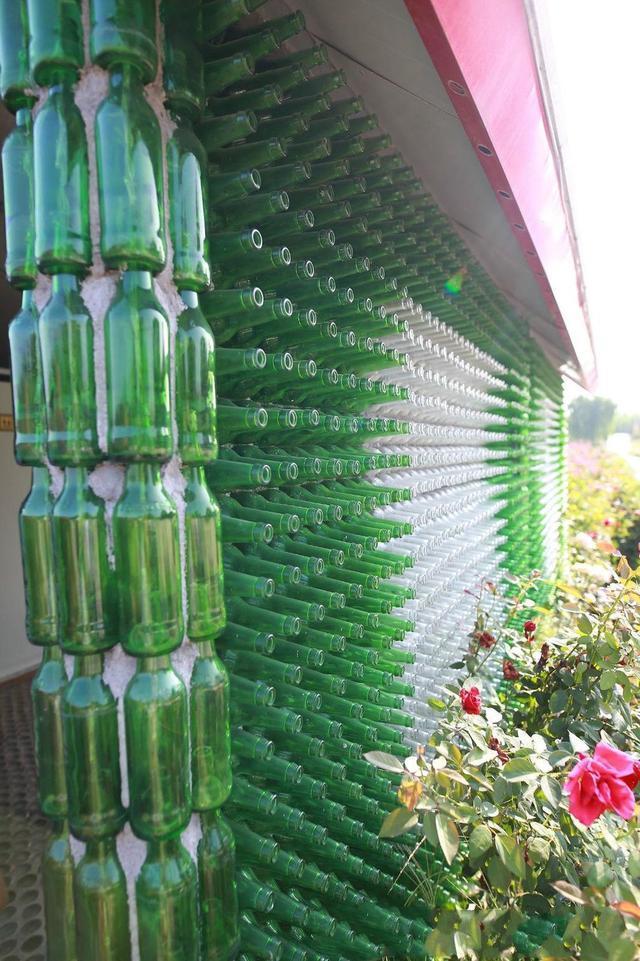 太闪眼牛人将一万多个啤酒瓶做成厕所