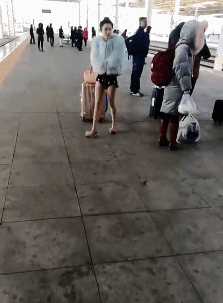 搞笑gif：孩子不到一岁就会走，全靠这把菜刀