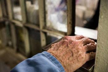 老人贪恋监狱生活频繁作案只为回监狱