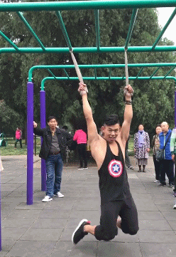 爆笑GIF图：护士姐姐反被人打针了？走路样子好奇怪