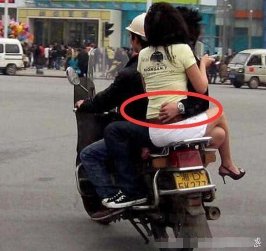 说的一点不假，这样反坐对摩托车上的女孩来说真是太方便了