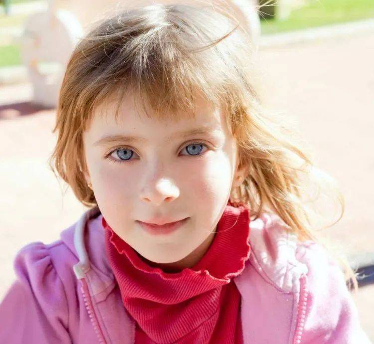 当年那个蓝眼睛女孩一出生就被美国富豪抱走看完不禁感慨