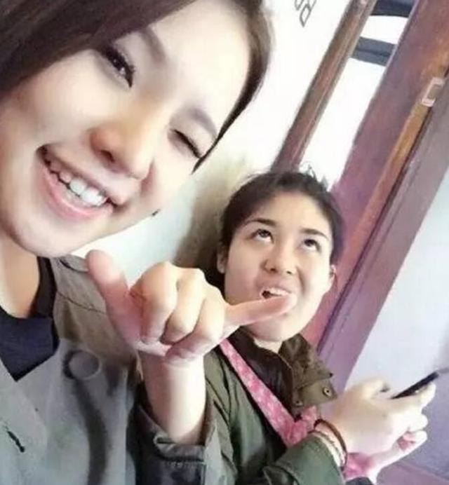 爆笑gif图：是谁在镜子上面砍了一刀