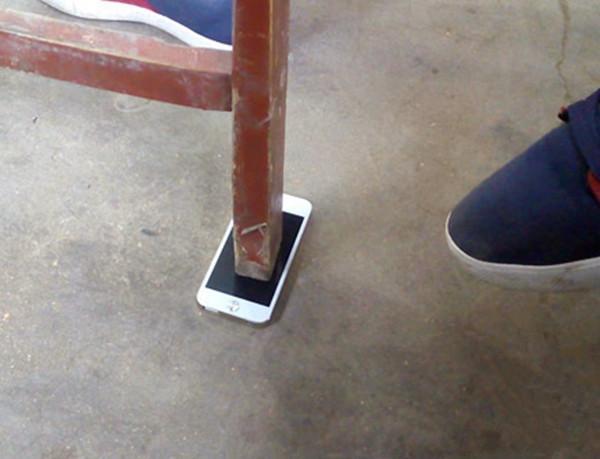 搞笑段子图片：在我婆婆家里，iPhone都是用来垫桌子腿的！