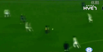 GIF:用足球写诗!小罗的那些经典绝技,这么玩弄对手好吗?