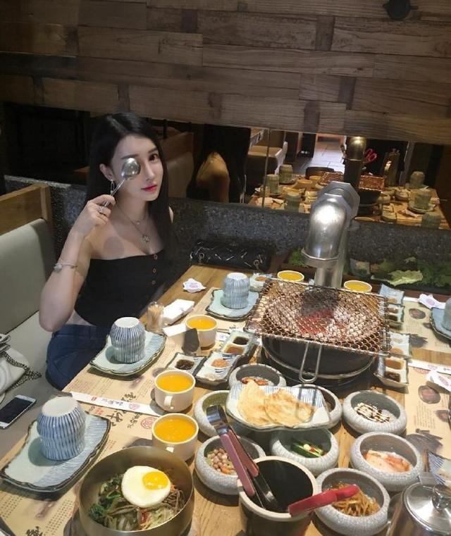 搞笑gif趣图：大姐，这车可真是辛苦啊！真替它捏把汗！