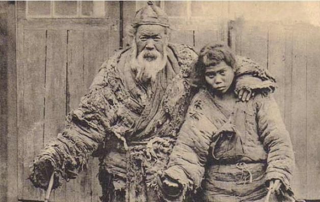 清末真实老照片乞丐衣衫褴褛,女子媚态十足,富人妻妾成群_看看头条_中