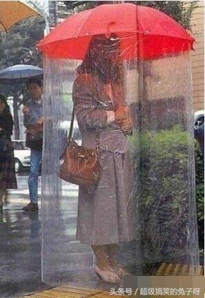 一位小美女穿着奇葩雨具跑进雨里，网友看到后笑到内伤！