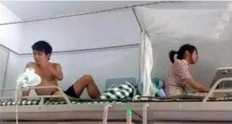 搞笑gif图：妹子，下次穿衣服之前先检查检查，这样出来多尴尬！