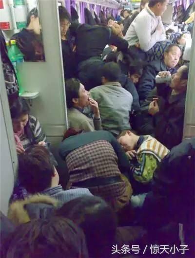 火车上发生的各种美丽惊人搞笑睡姿，最后一张堪称中国模范好老公