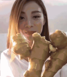 搞笑GIF：女汉子生吃姜，隔着屏幕都能感觉到的辣！