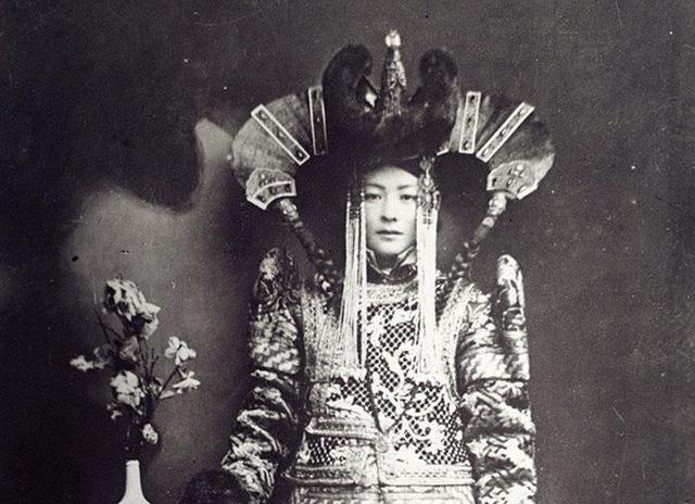 清末的蒙古贵族,手上还拿着一串珠子清末的两位蒙古公主蒙古女贵族