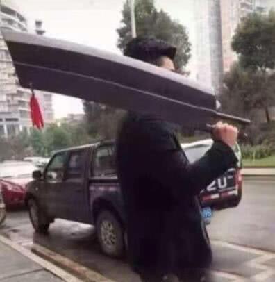搞笑GIF：风不管有多大，媳妇今天娶定了