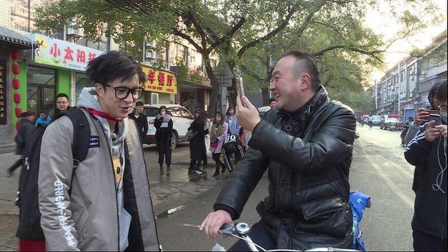 上班累了，坐下来喝杯茶，看看别人是怎样默默搞笑的