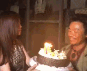 搞笑GIF：女汉子生吃姜，隔着屏幕都能感觉到的辣！