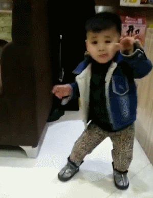 搞笑GIF：​这是一对母女，你能看出来谁是妈妈吗