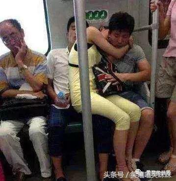 搞笑段子搞笑图片：龟儿子，你敢背着我给我换媳妇！