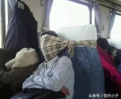 火车上发生的各种美丽惊人搞笑睡姿，最后一张堪称中国模范好老公