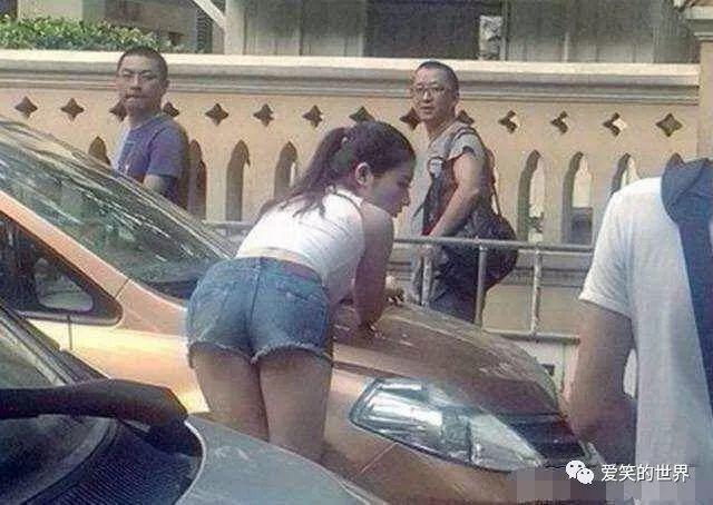 小伙子看着点路，踩在屎上了