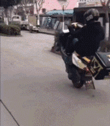 幽默gif：嫂子生了龙凤胎，大家都在群里说恭喜，结果我手滑发了句...