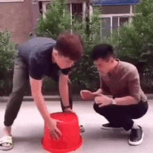 搞笑GIF图精选：哥哥，别不理我，我们是自个人啊！