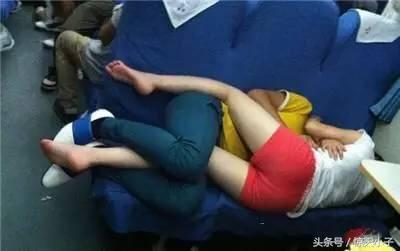 火车上发生的各种美丽惊人搞笑睡姿，最后一张堪称中国模范好老公