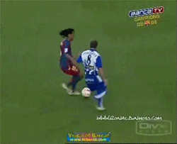 GIF:用足球写诗!小罗的那些经典绝技,这么玩弄对手好吗?