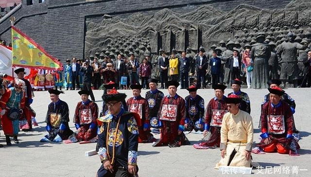清朝灭亡百年还有守陵人祭祖时穿龙袍百官跪拜