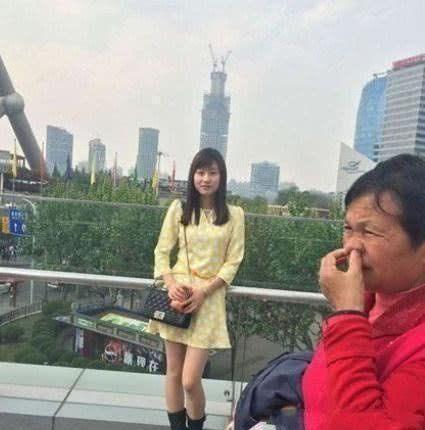 搞笑段子：这是情侣合影的地方