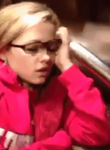 搞笑gif：孩子不到一岁就会走，全靠这把菜刀