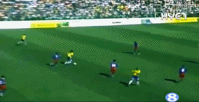 GIF:用足球写诗!小罗的那些经典绝技,这么玩弄对手好吗?