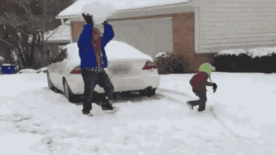 搞笑GIF图｜打雪仗真好玩！