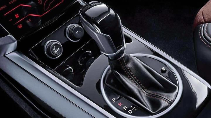 因为只要是d档,尽管汽车不动,但是自动挡车仍然会有种向前运动的趋势