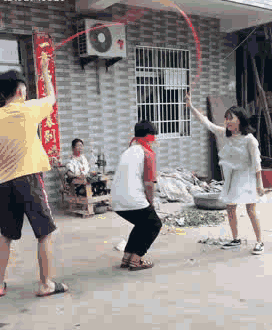 搞笑GIF图集精选：大妈对年轻人的玩法表示很不理解